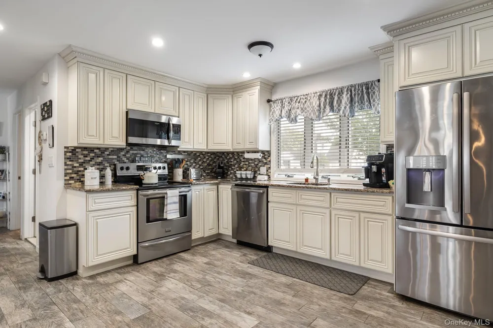 35 Magpie Lane Levittown, NY 11756