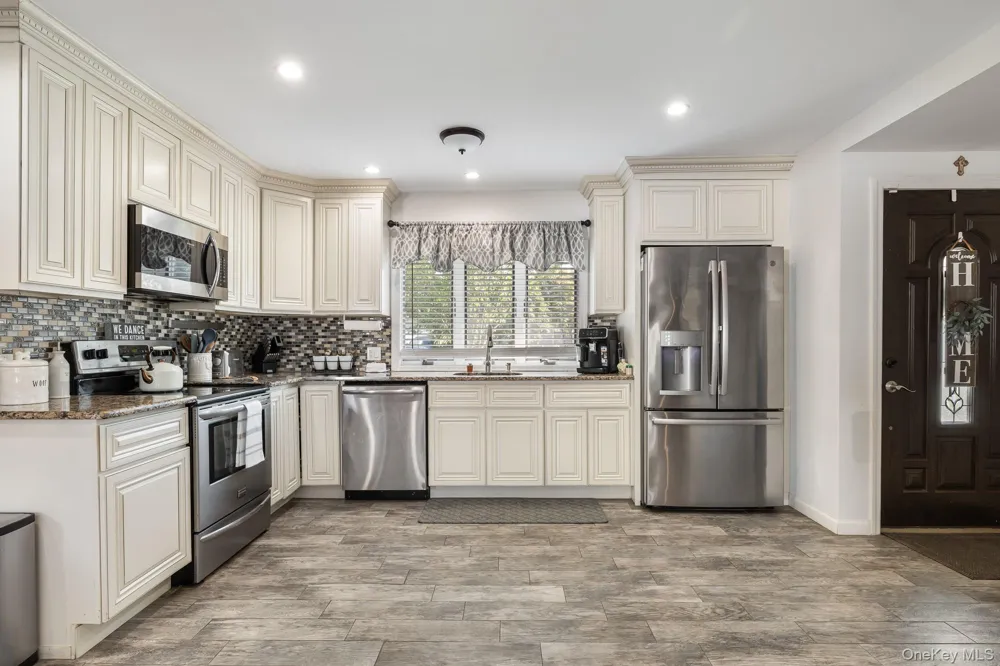 35 Magpie Lane Levittown, NY 11756
