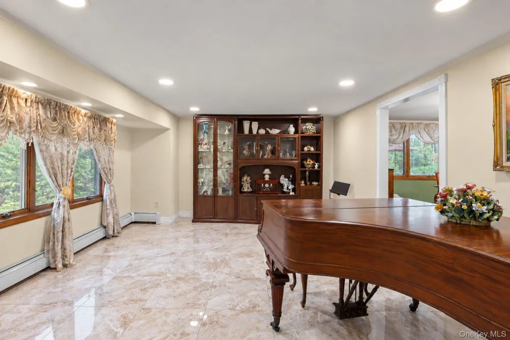 138 Main Avenue Lake Grove, NY 11755