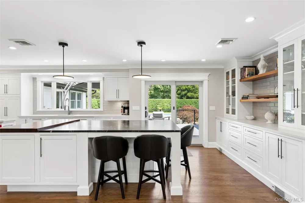 7 King Arthurs Court Saint James, NY 11780