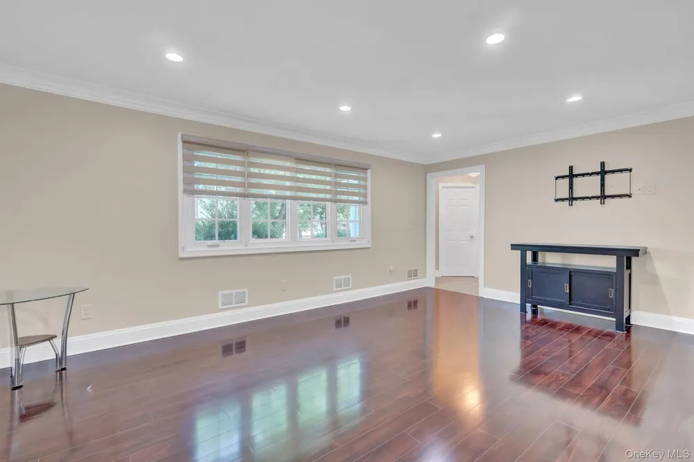 3 Daniel Drive Farmingdale, NY 11735