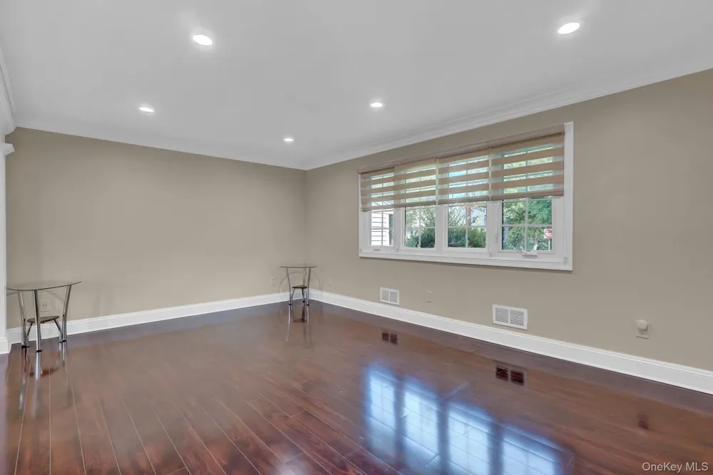 3 Daniel Drive Farmingdale, NY 11735