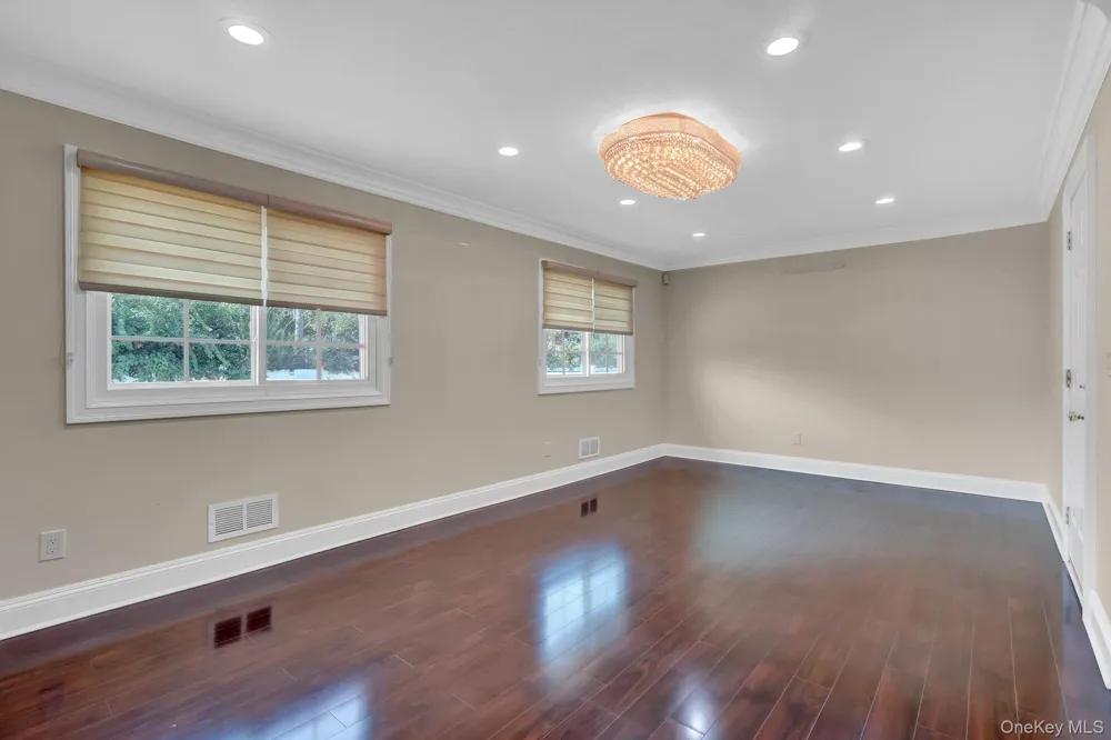 3 Daniel Drive Farmingdale, NY 11735