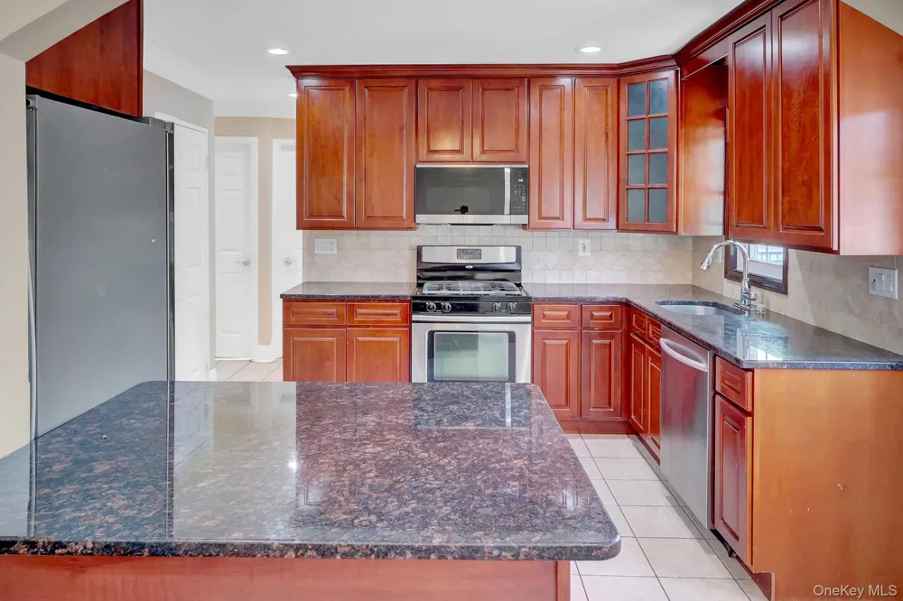 3 Daniel Drive Farmingdale, NY 11735