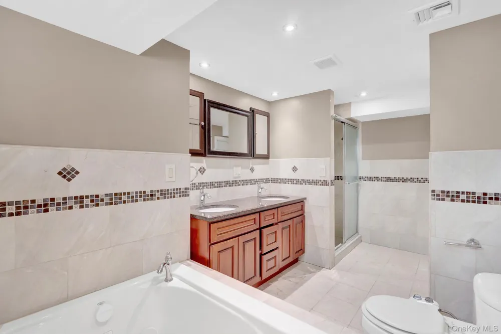 3 Daniel Drive Farmingdale, NY 11735