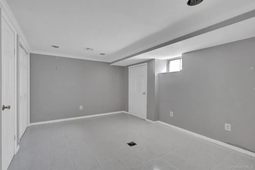 3 Daniel Drive Farmingdale, NY 11735