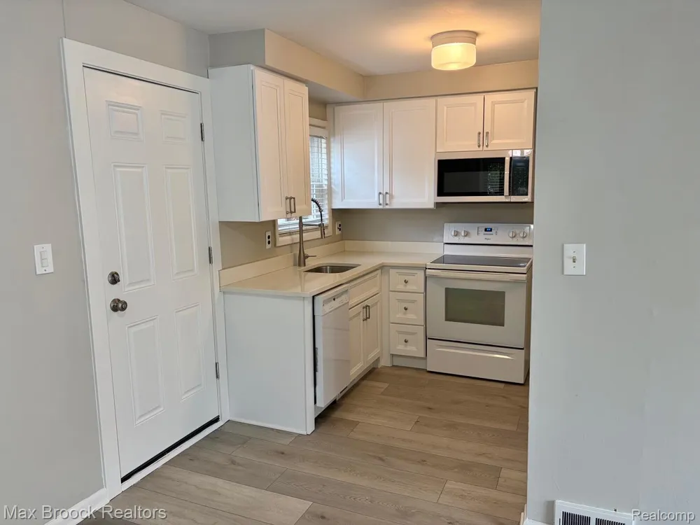 297 E 14 Mile Road Birmingham City, MI 48009