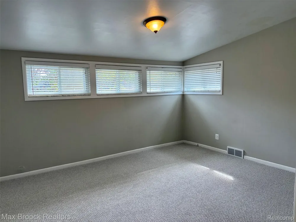 297 E 14 Mile Road Birmingham City, MI 48009