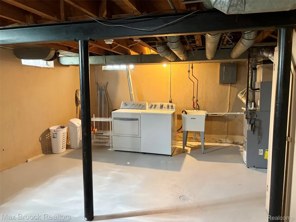 297 E 14 Mile Road Birmingham City, MI 48009
