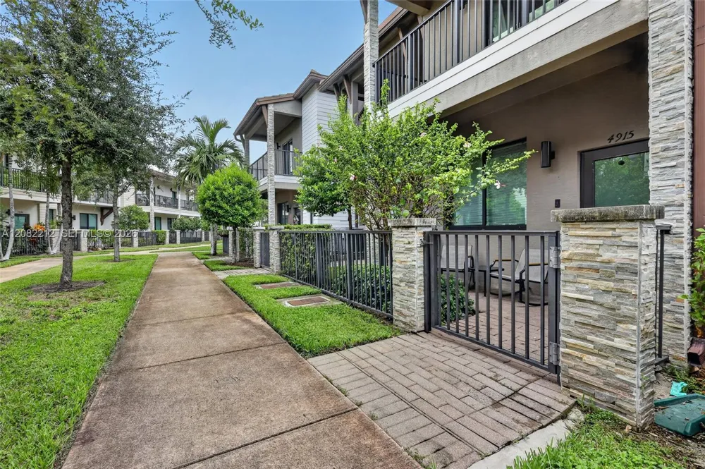 4915 NW 83rd Path #4915 Doral, FL 33166