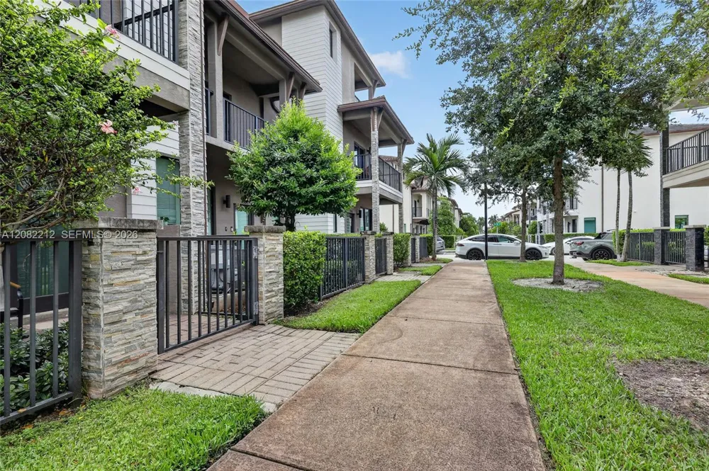 4915 NW 83rd Path #4915 Doral, FL 33166