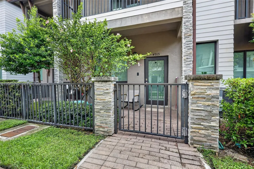 4915 NW 83rd Path #4915 Doral, FL 33166