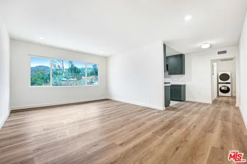 16185 W Sunset Blvd