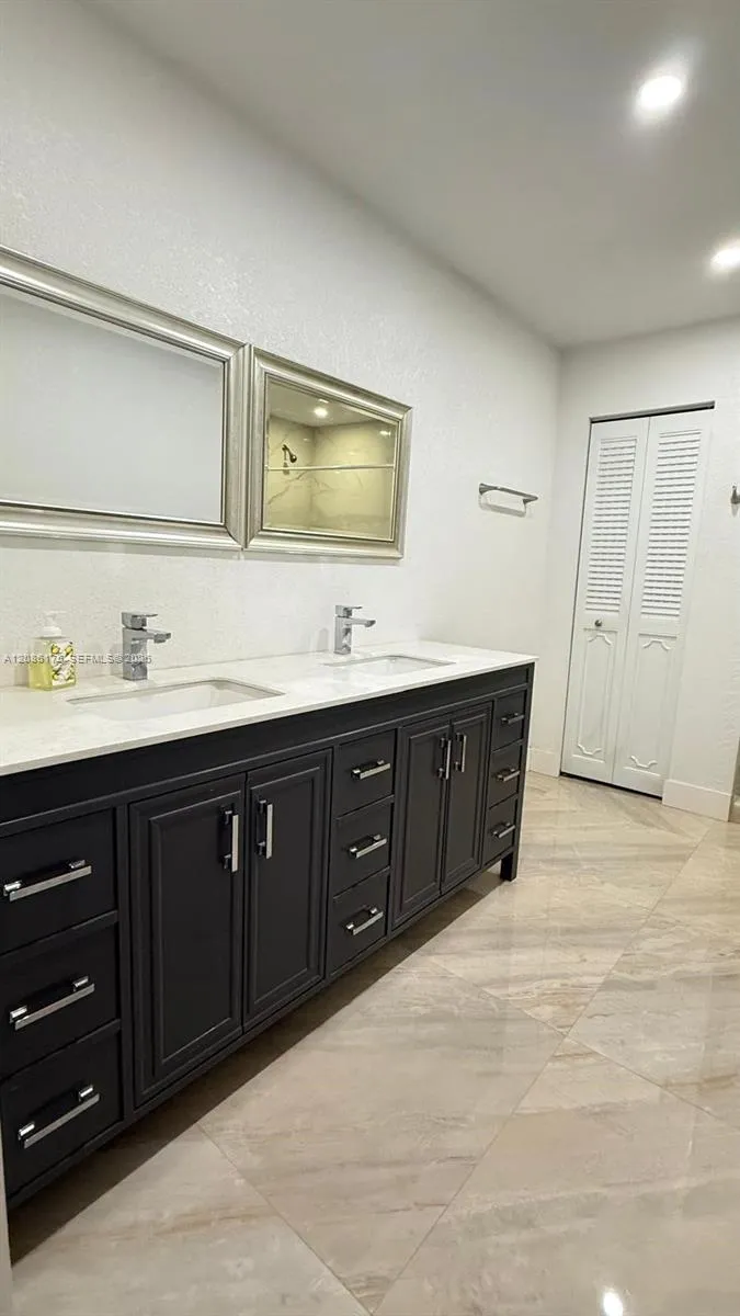 19109 E Lake Dr Hialeah, FL 33015