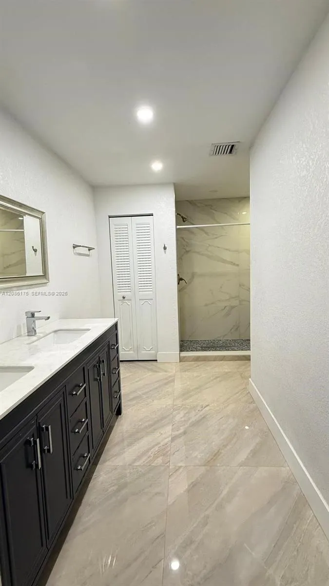 19109 E Lake Dr Hialeah, FL 33015
