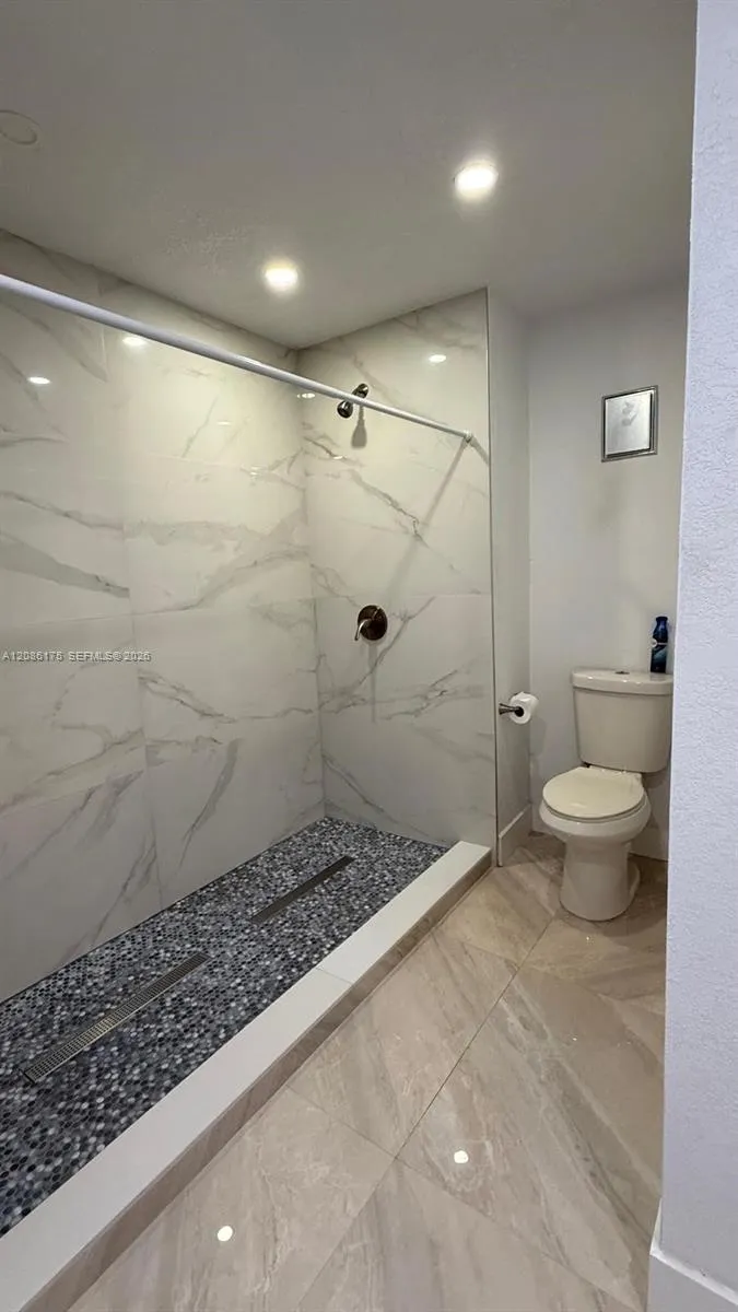 19109 E Lake Dr Hialeah, FL 33015