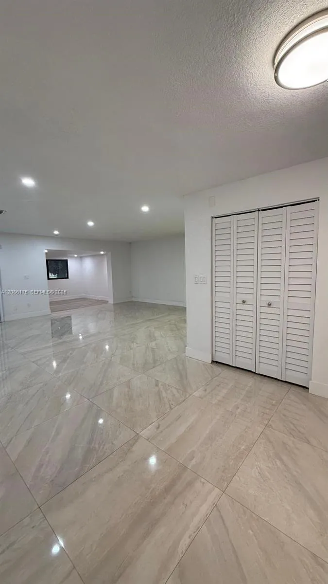 19109 E Lake Dr Hialeah, FL 33015
