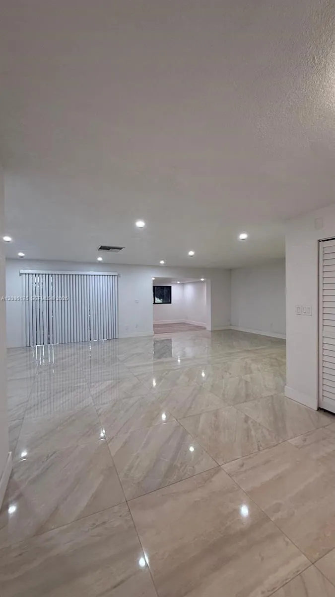 19109 E Lake Dr Hialeah, FL 33015