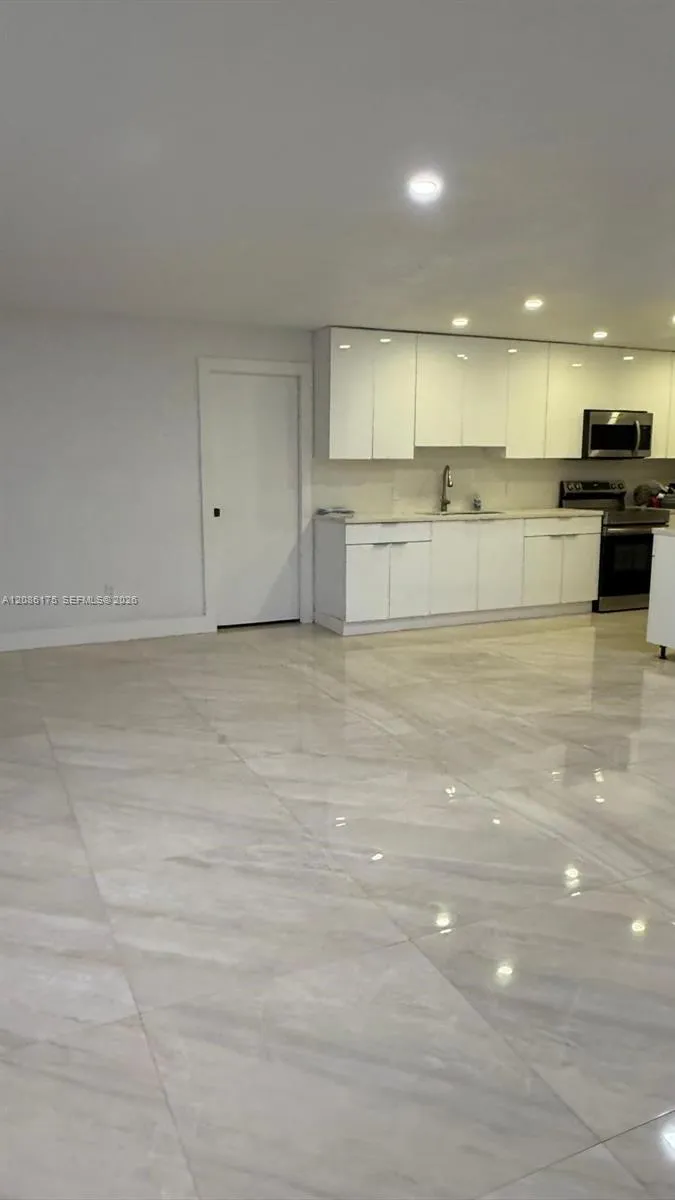 19109 E Lake Dr Hialeah, FL 33015