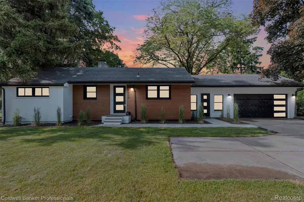 1528 E Maple Road Birmingham City, MI 48009