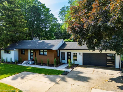 1528 E Maple Road