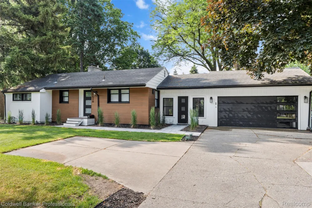 1528 E Maple Road Birmingham City, MI 48009
