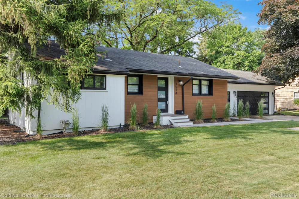 1528 E Maple Road Birmingham City, MI 48009