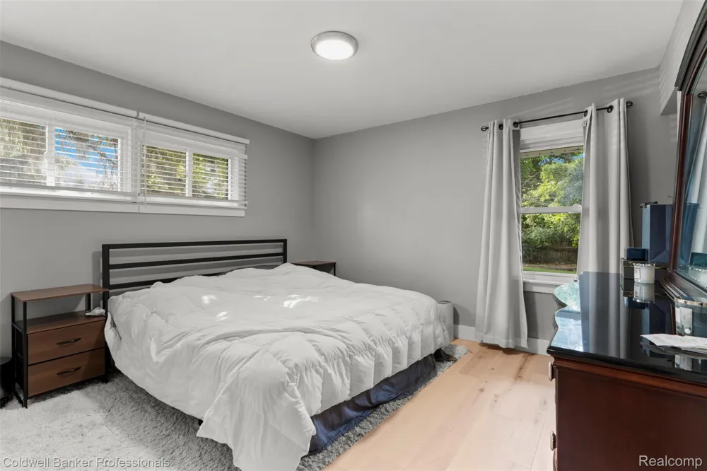 1528 E Maple Road Birmingham City, MI 48009