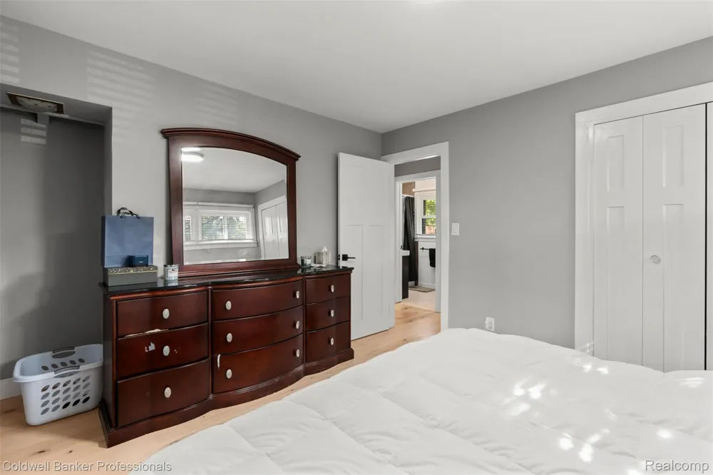 1528 E Maple Road Birmingham City, MI 48009