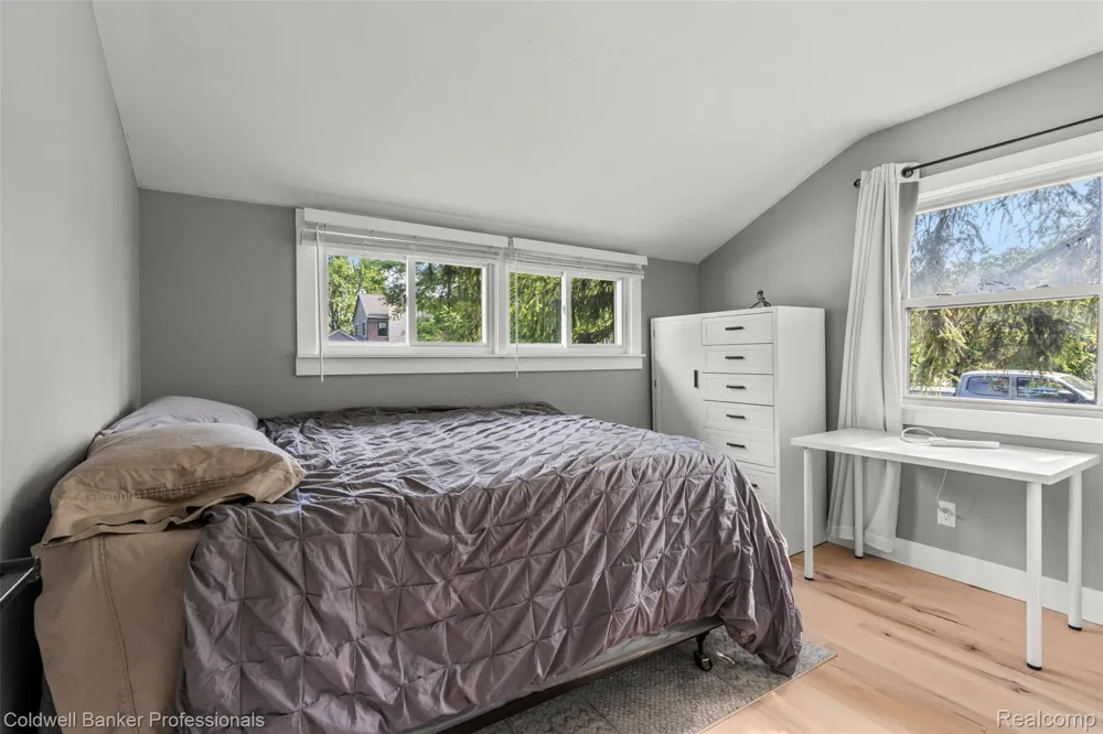 1528 E Maple Road Birmingham City, MI 48009