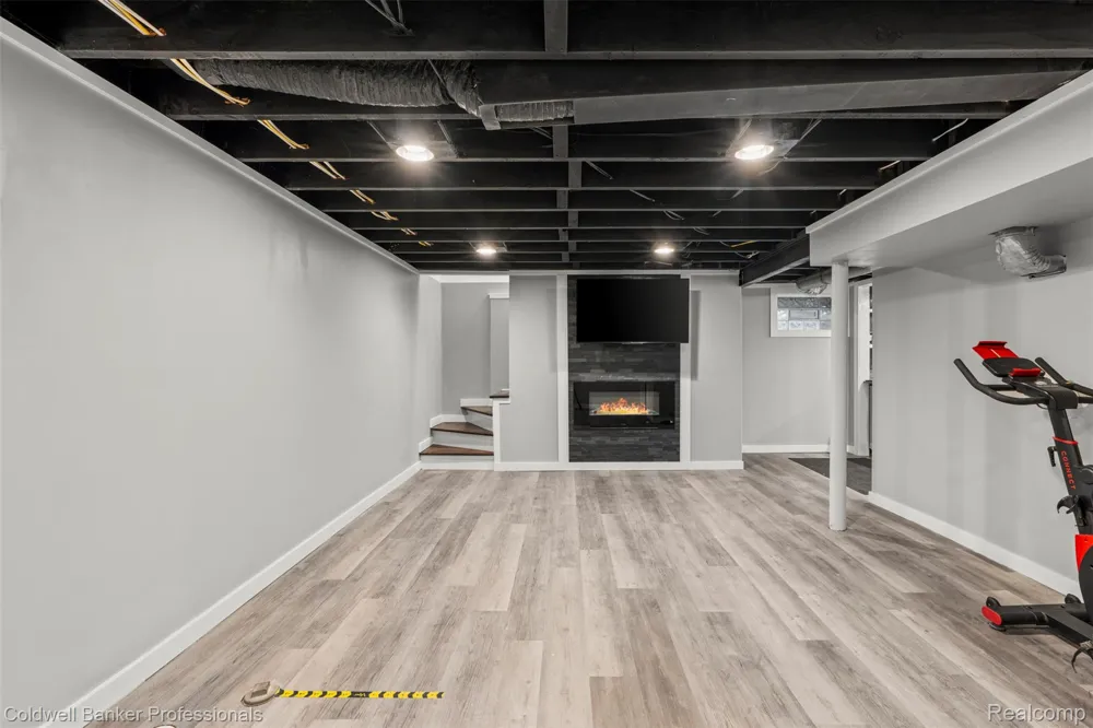 1528 E Maple Road Birmingham City, MI 48009