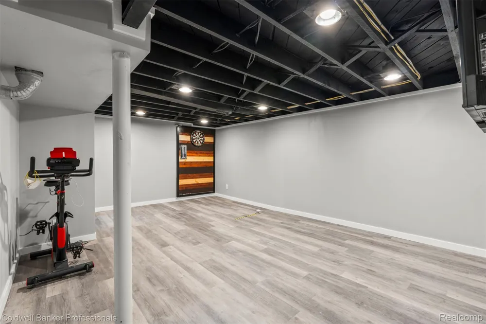 1528 E Maple Road Birmingham City, MI 48009