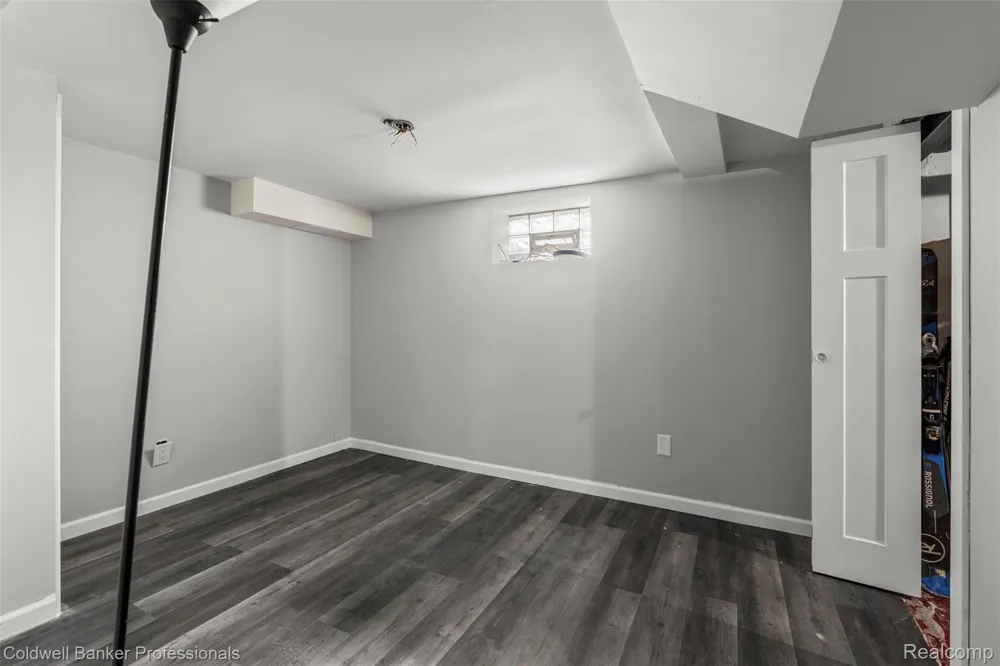 1528 E Maple Road Birmingham City, MI 48009
