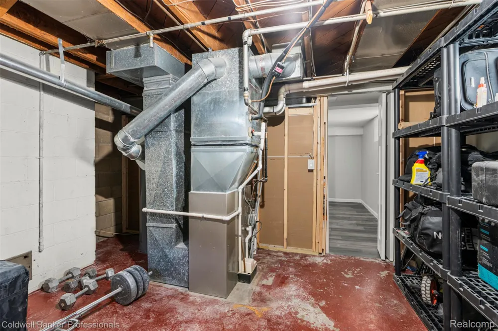 1528 E Maple Road Birmingham City, MI 48009