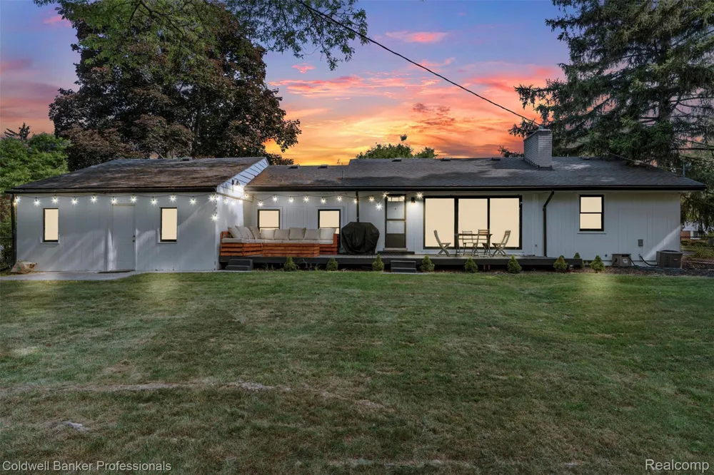 1528 E Maple Road Birmingham City, MI 48009