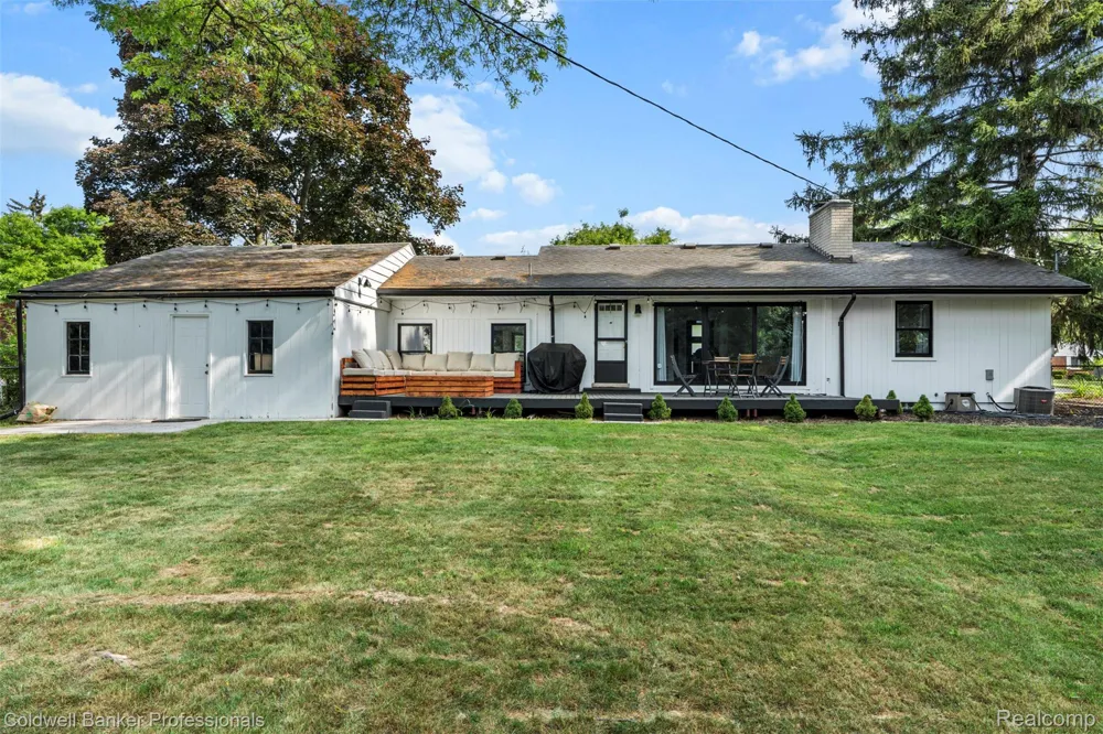 1528 E Maple Road Birmingham City, MI 48009