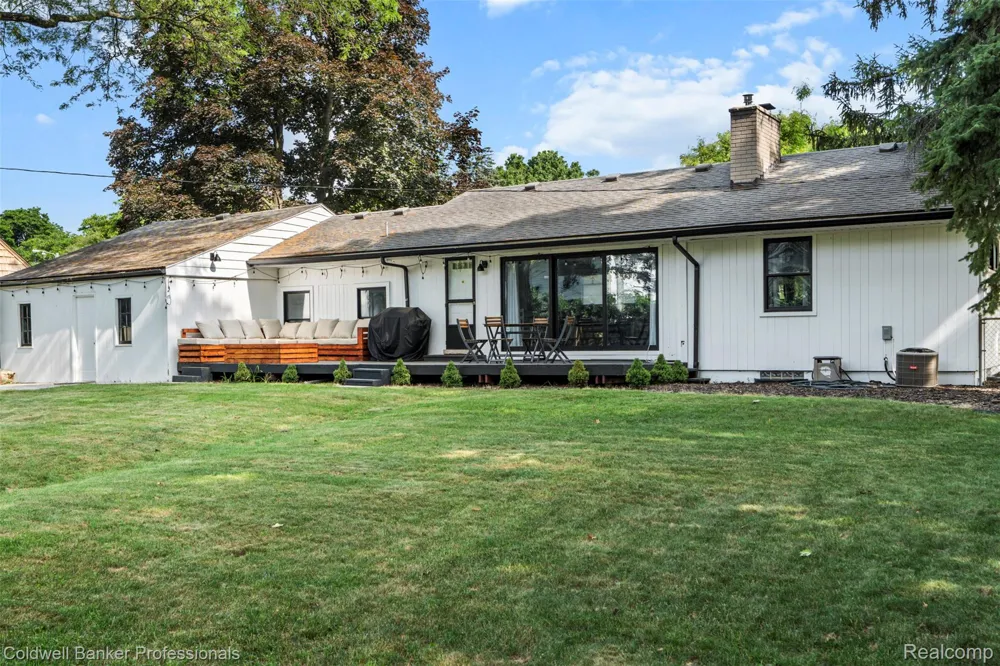 1528 E Maple Road Birmingham City, MI 48009