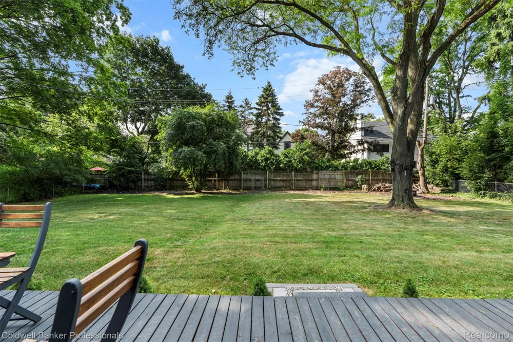 1528 E Maple Road Birmingham City, MI 48009
