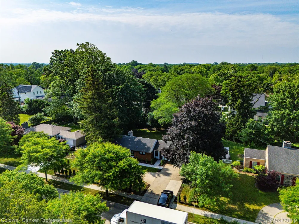 1528 E Maple Road Birmingham City, MI 48009