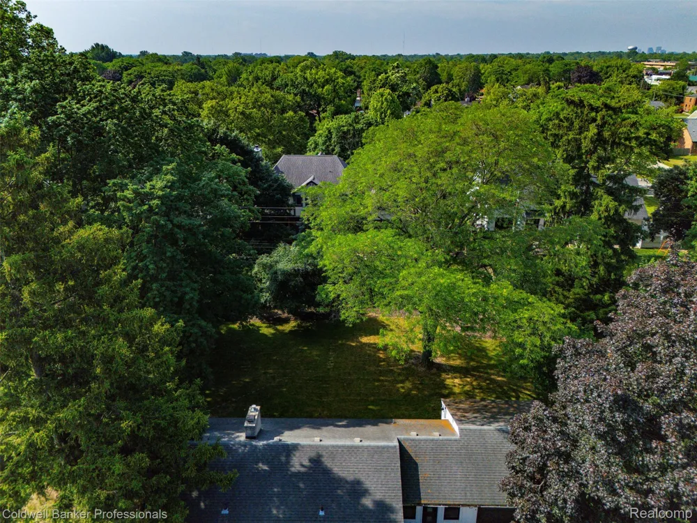 1528 E Maple Road Birmingham City, MI 48009