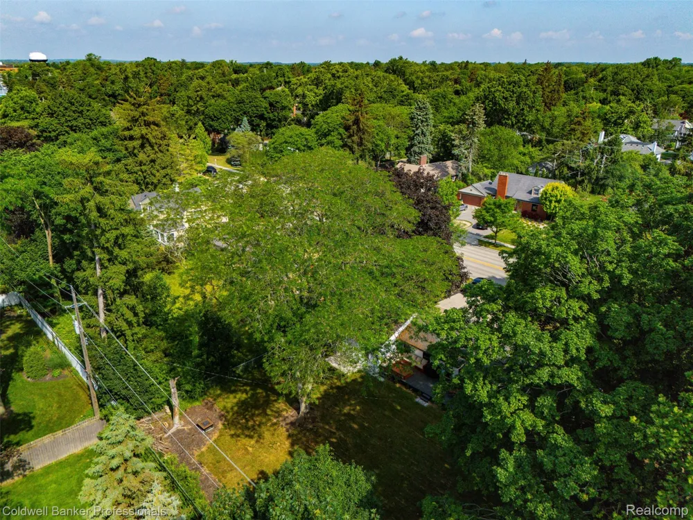 1528 E Maple Road Birmingham City, MI 48009