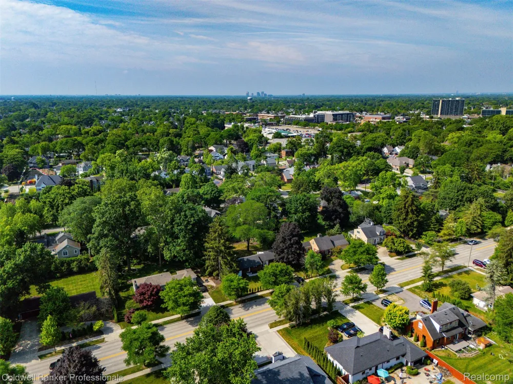 1528 E Maple Road Birmingham City, MI 48009