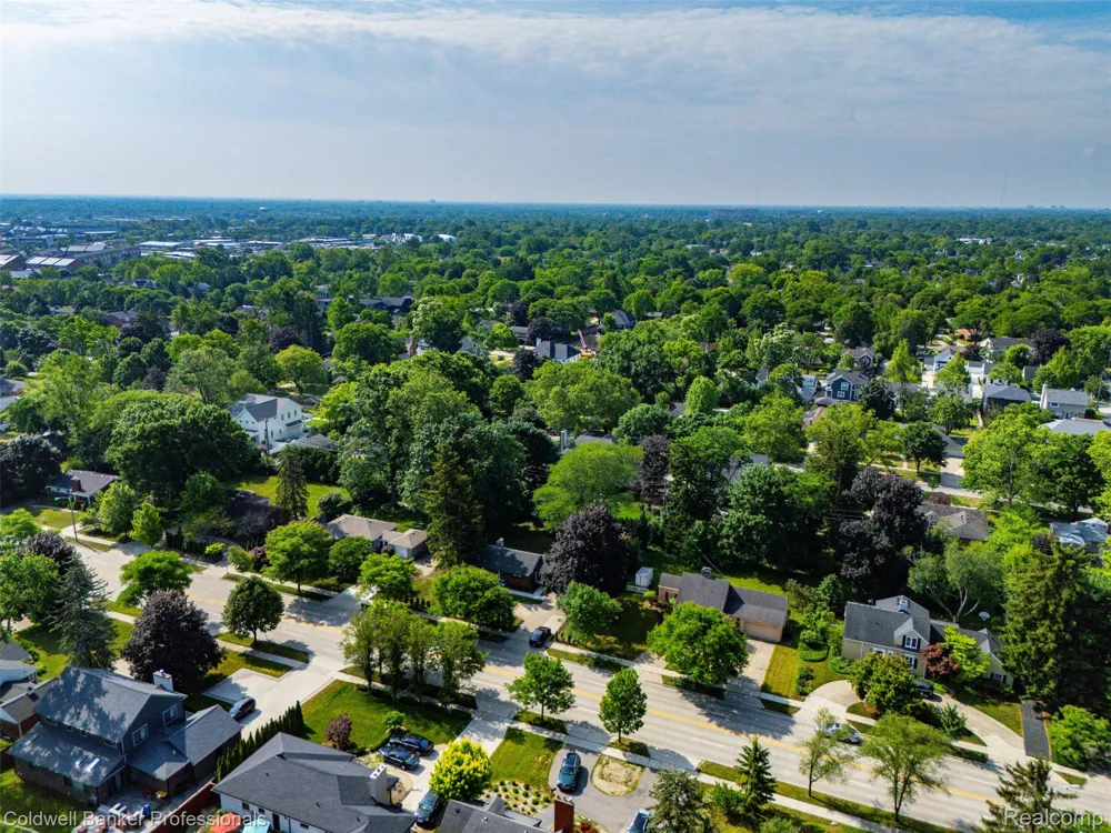 1528 E Maple Road Birmingham City, MI 48009