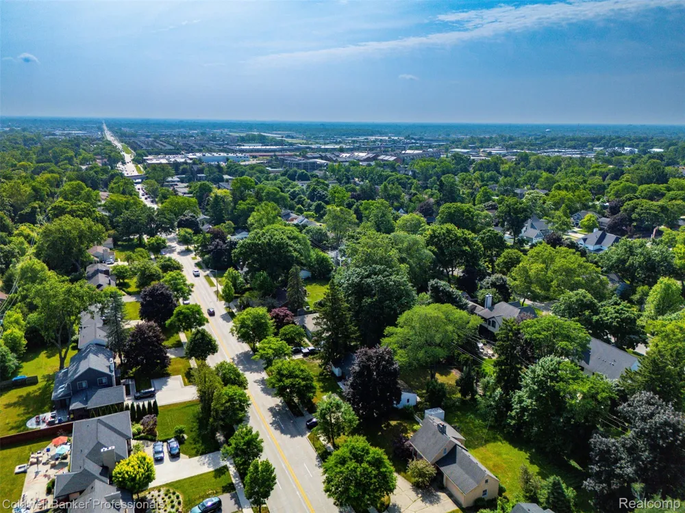 1528 E Maple Road Birmingham City, MI 48009