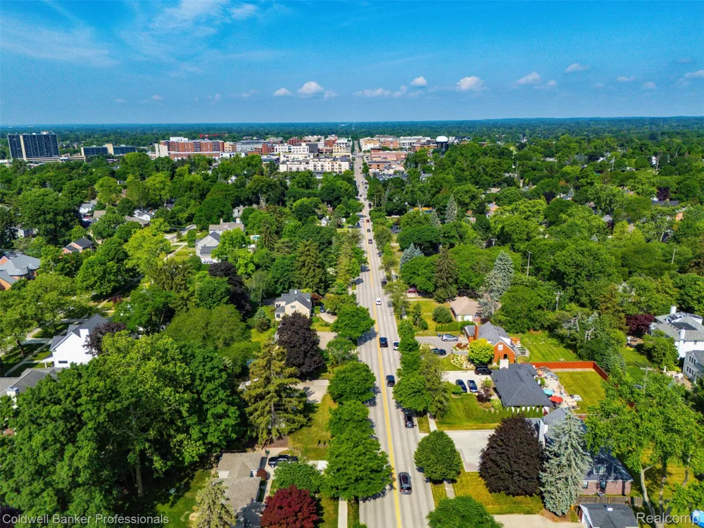1528 E Maple Road Birmingham City, MI 48009