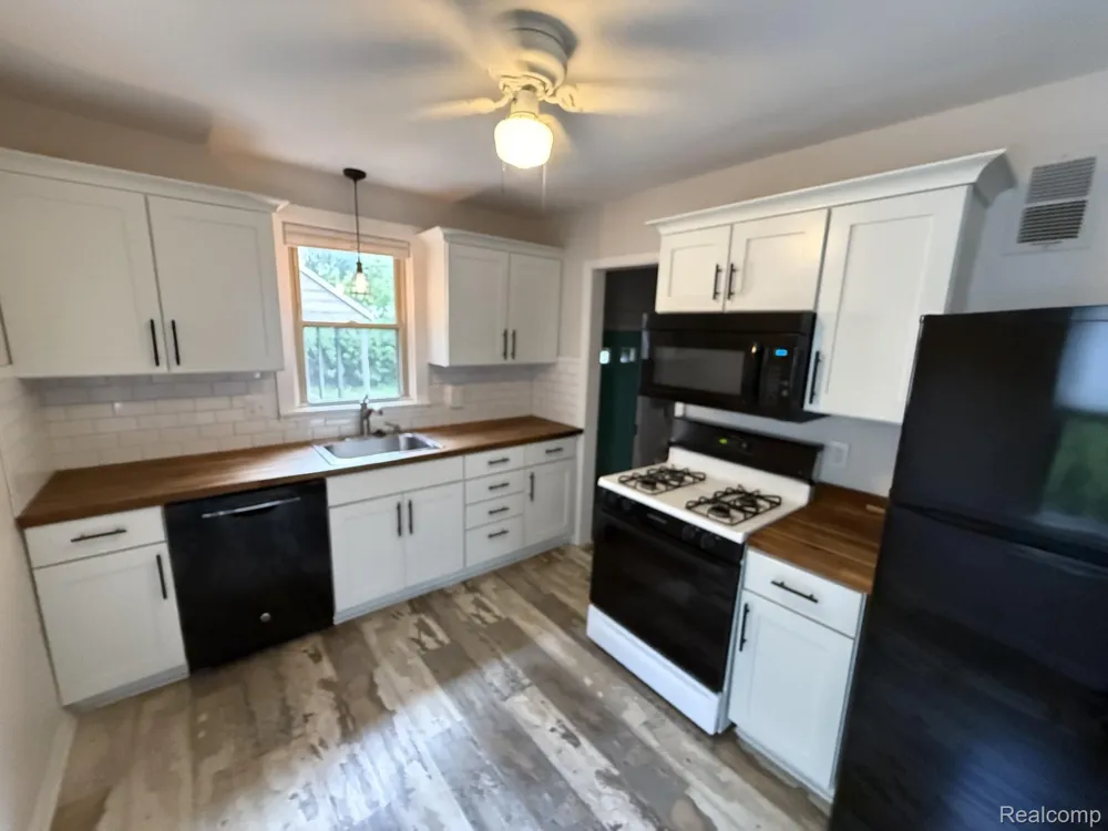 2021 BARRETT AVENUE Royal Oak City, MI 48067
