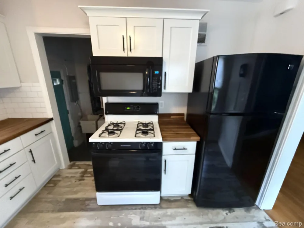 2021 BARRETT AVENUE Royal Oak City, MI 48067