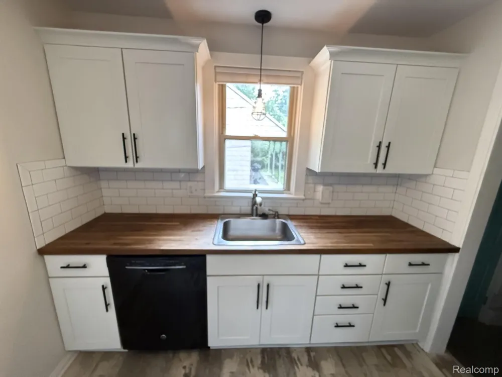 2021 BARRETT AVENUE Royal Oak City, MI 48067