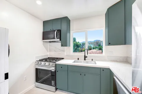 16185 W Sunset Blvd
