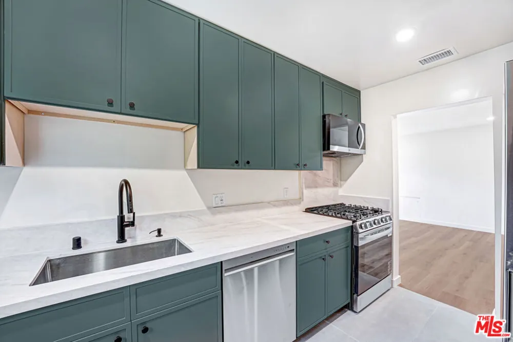 16185 W Sunset Blvd #8 Pacific Palisades, CA 90272